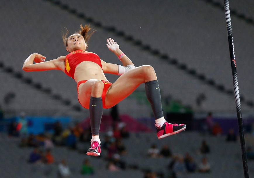 Incheon 2014. Li Ling atleta cinese durante un salto con l’asta (Epa)